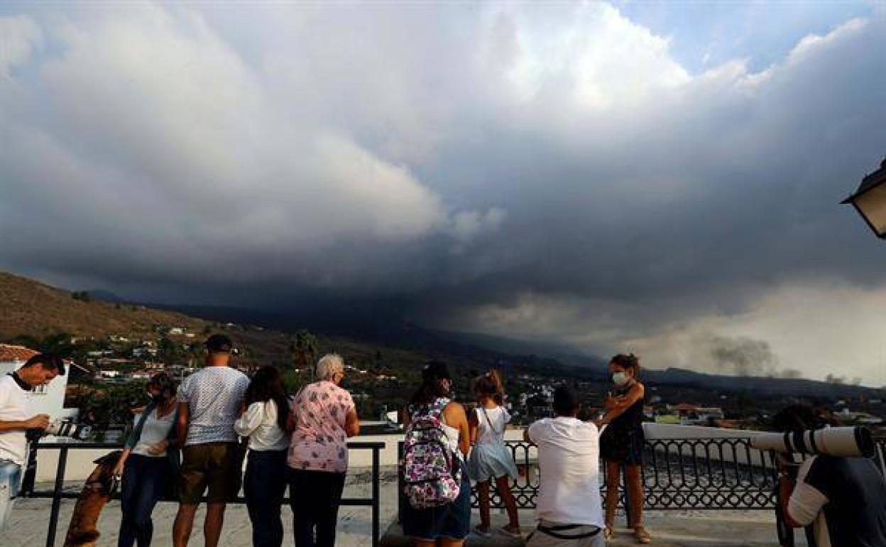 Donan equipos de urgencias móviles para atender a personasdesplazadas por el volcán de La Palma