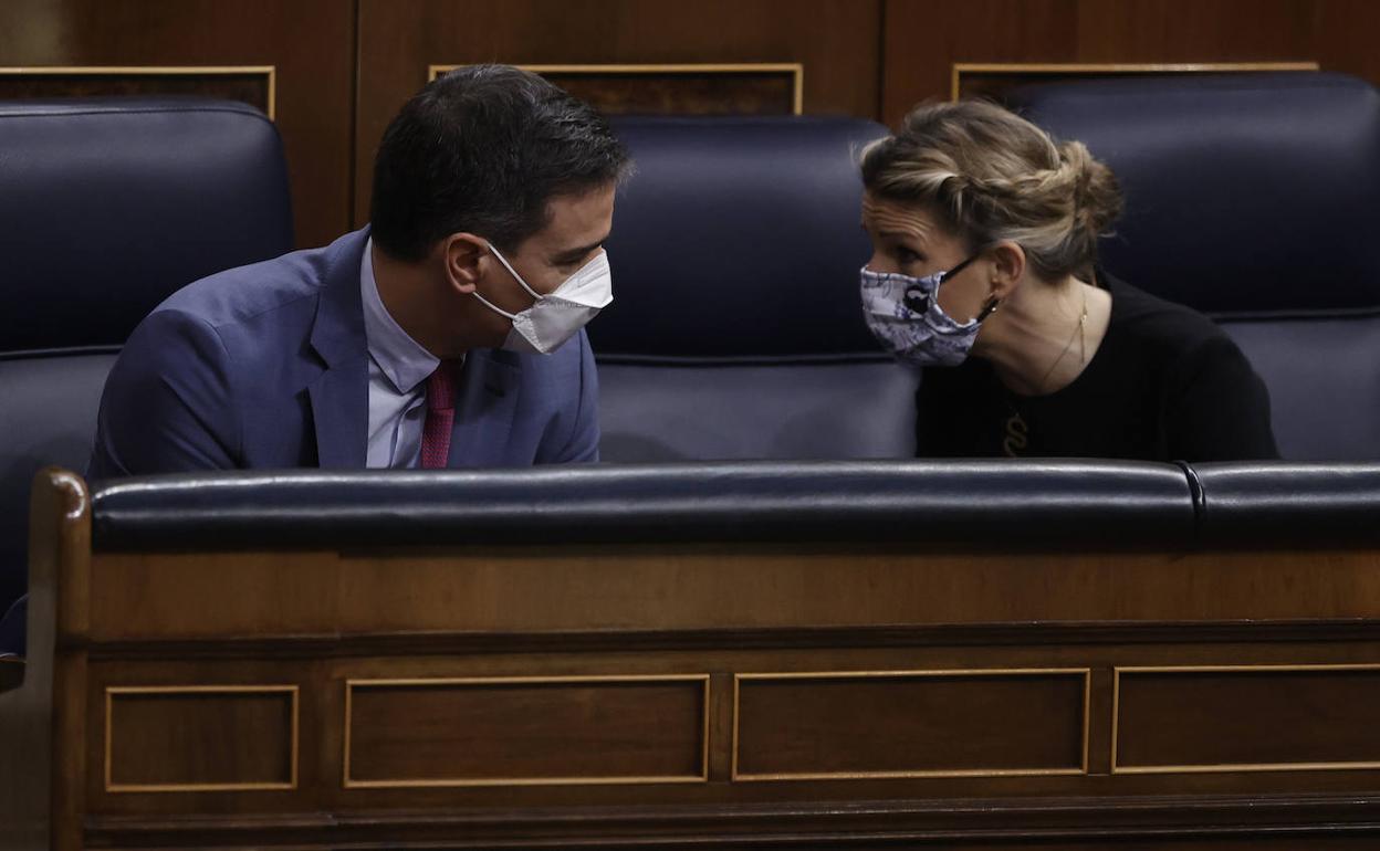 Pedro Sánchez y Yolanda Díaz conversan durante un pleno en el Congreso. 
