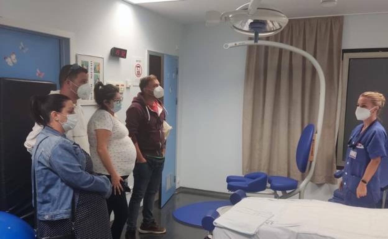 Una matrona explica a las madres gestantes los detalles del paritorio, la sala de exploración o las habitaciones del área de Maternidad. 