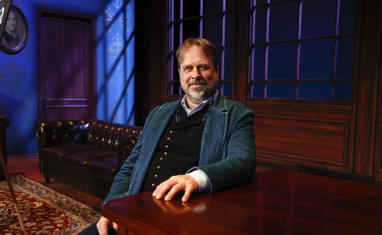 Roberto Scandiuzzi, sobre el escenario del Teatro Pérez Galdós, donde mañana se estrena en el rol de don Pasquale dentro de la temporada de ópera de la capital grancanaria. 