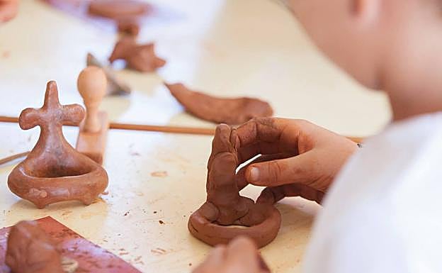 Un chico modelando barro en la pasada edición del taller de 'Ídolos y barro