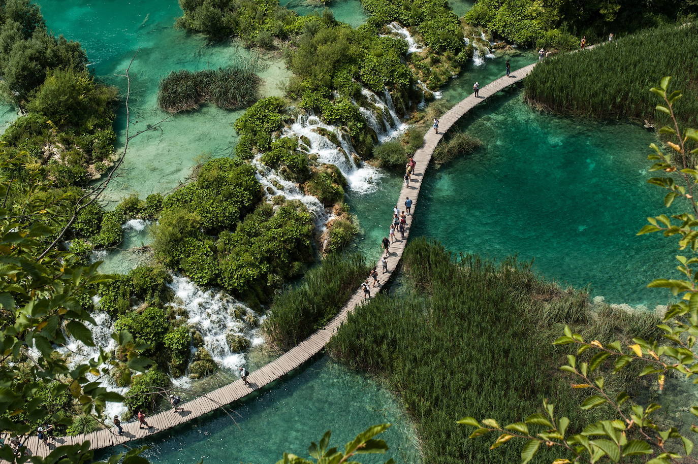Parque Nacional de los Lagos de Plitvice (Croacia) | Patrimonio de la Humanidad de la UNESCO, este parque está lleno de milagros naturales y tiene una gran cantidad de lagos unidos por espectaculares cascadas. Los paisajes son impresionantes y hay muchos caminos que se pueden hacer sobre pintorescos puentes de madera.