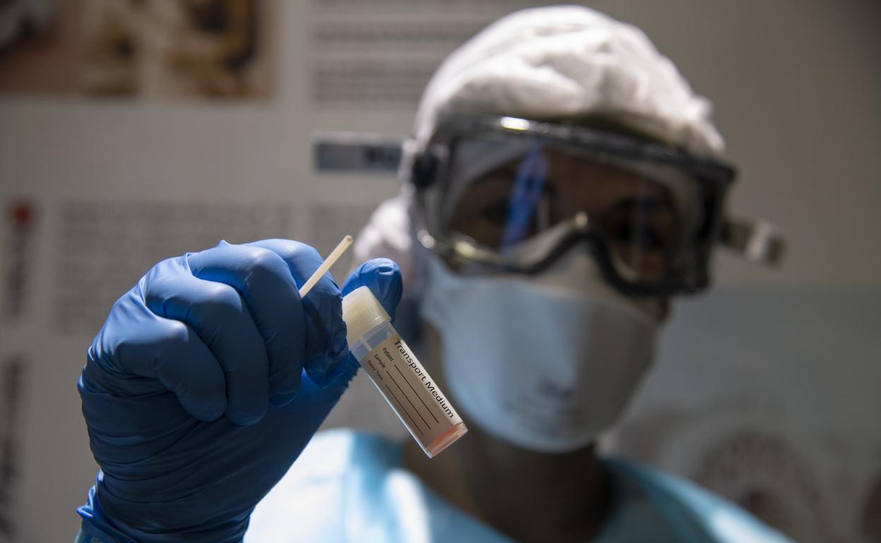 Imagen de archivo de una sanitaria sujetando una muestra recién tomada para una PCR. 
