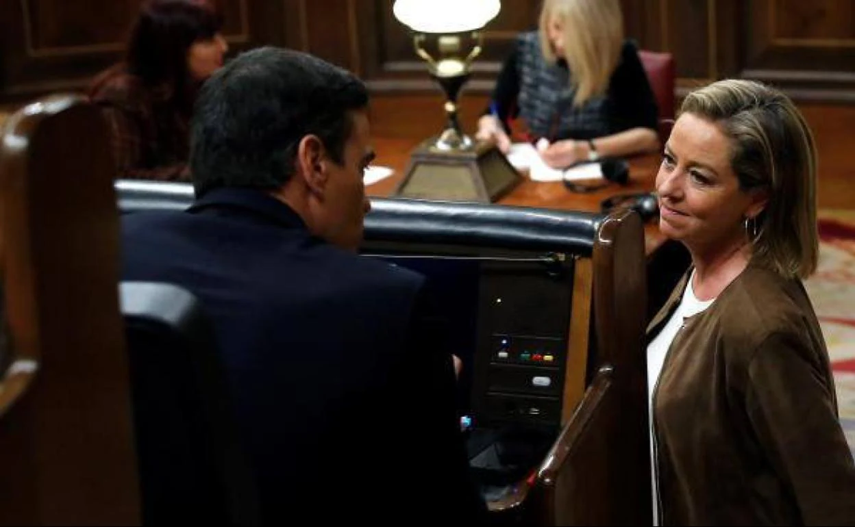 Ana Oramas, portavoz de CC en el Congreso, charla con el presidente del Gobierno, Pedro Sánchez. 