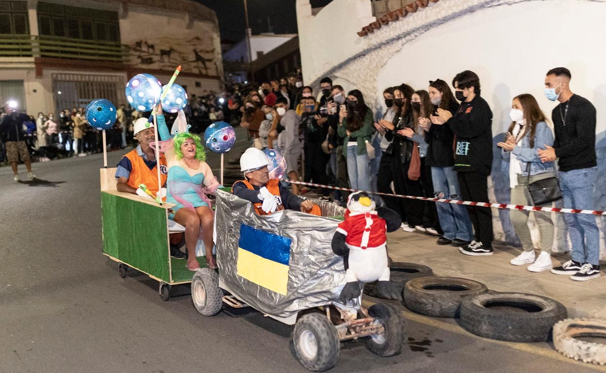 Arretranko con la bandera de Ucrania doblando la peligrosa curva del mercado. 