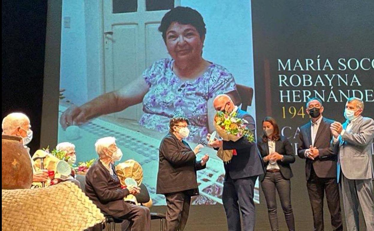 Maria Socorro recibe un ramo de flores del presidente Sergio Lloret. 
