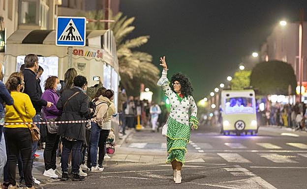 Folclórica y arretranko por la calle León y Castillo. 