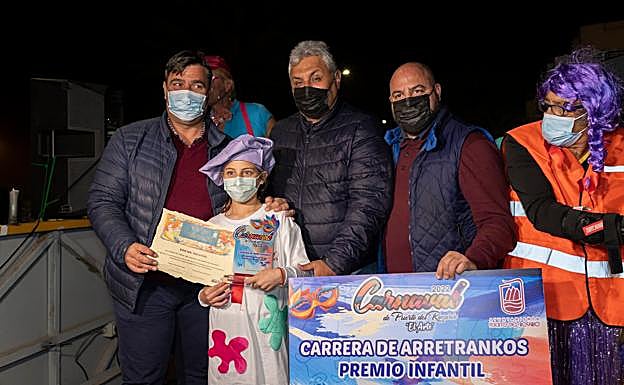 Una de las conductoras de arretrankos premiadas en la carrera, con el alcalde y concejales. 