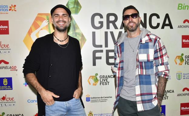 El cantante Iván Torres y el batería Javi Moreno, dos de los integrantes de Efecto Pasillo, banda grancanaria que estrenará temas en el Granca Live Fest, dijeron este lunes. 