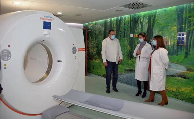Trujillo en la visita al nuevo equipo de tomografía por emisión de positrones del complejo hospitalario Insular Materno Infantil. 