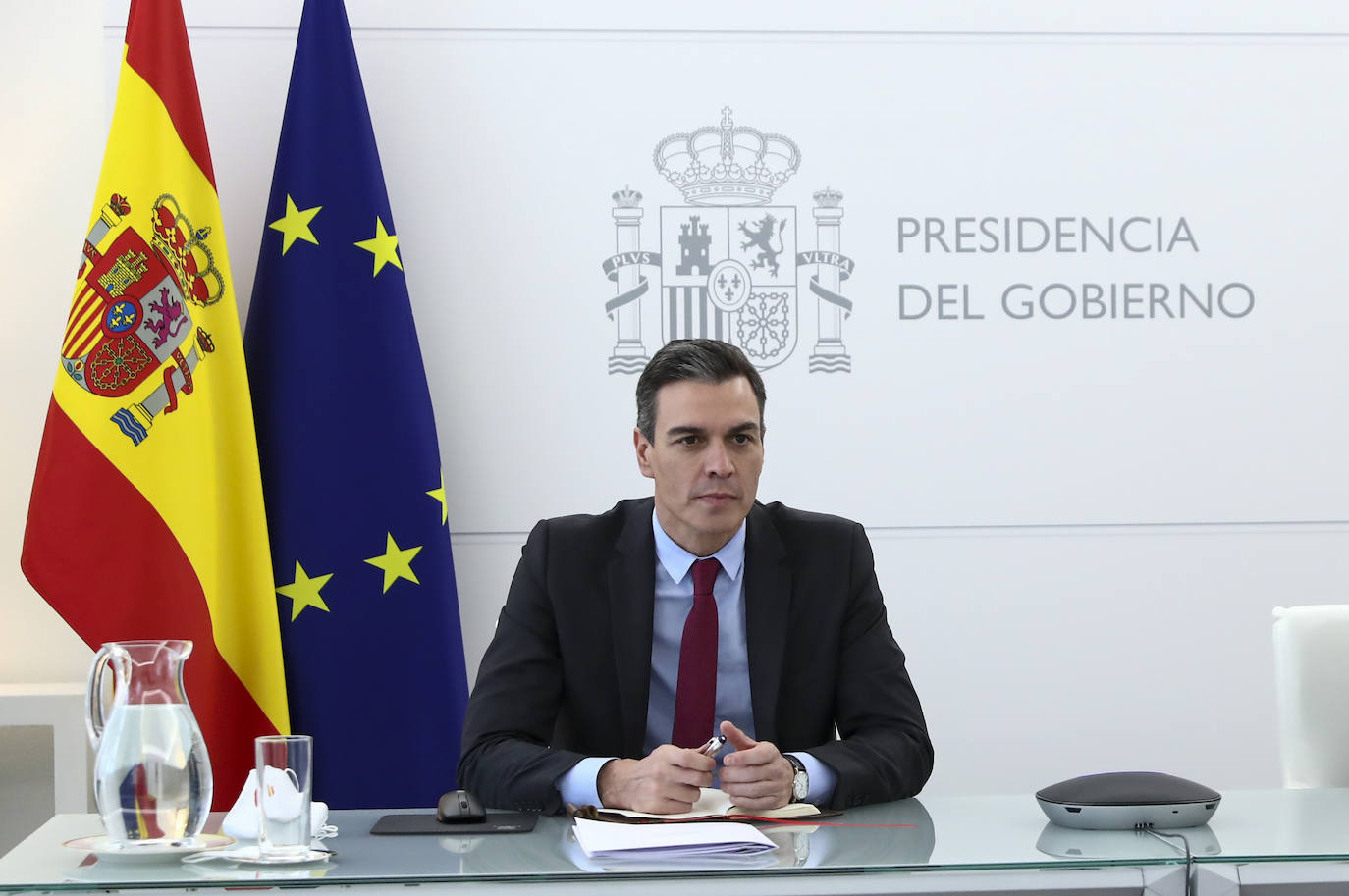 Pedro Sánchez, este martes, en una reunión por videoconferencia con el presidente de Irlanda. 