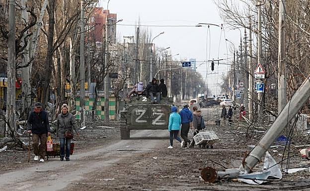 Un tanque ruso en las calles de Mariupol. 