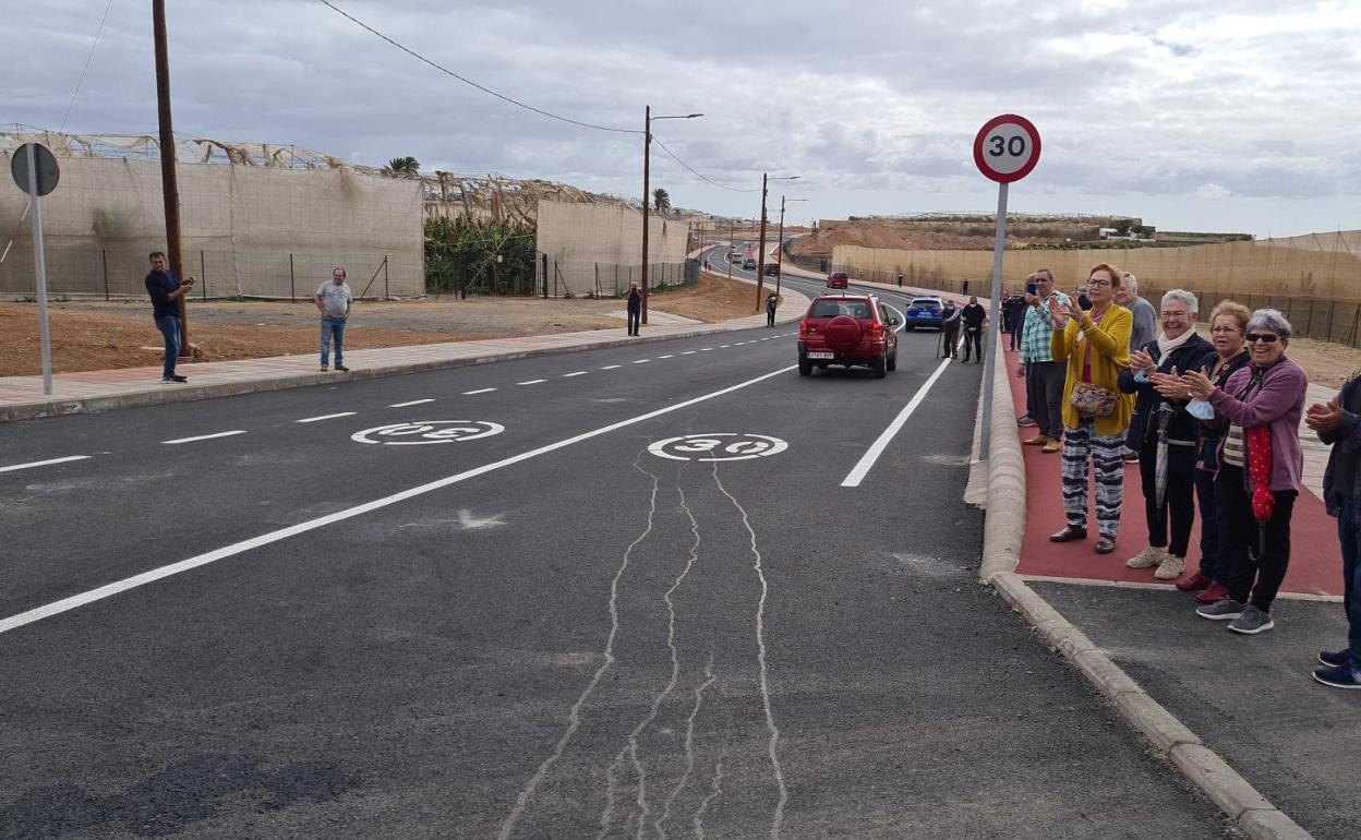 Los vecinos se reunieron en uno de los extremos de la carretera para celebrar juntos la reapertura. 