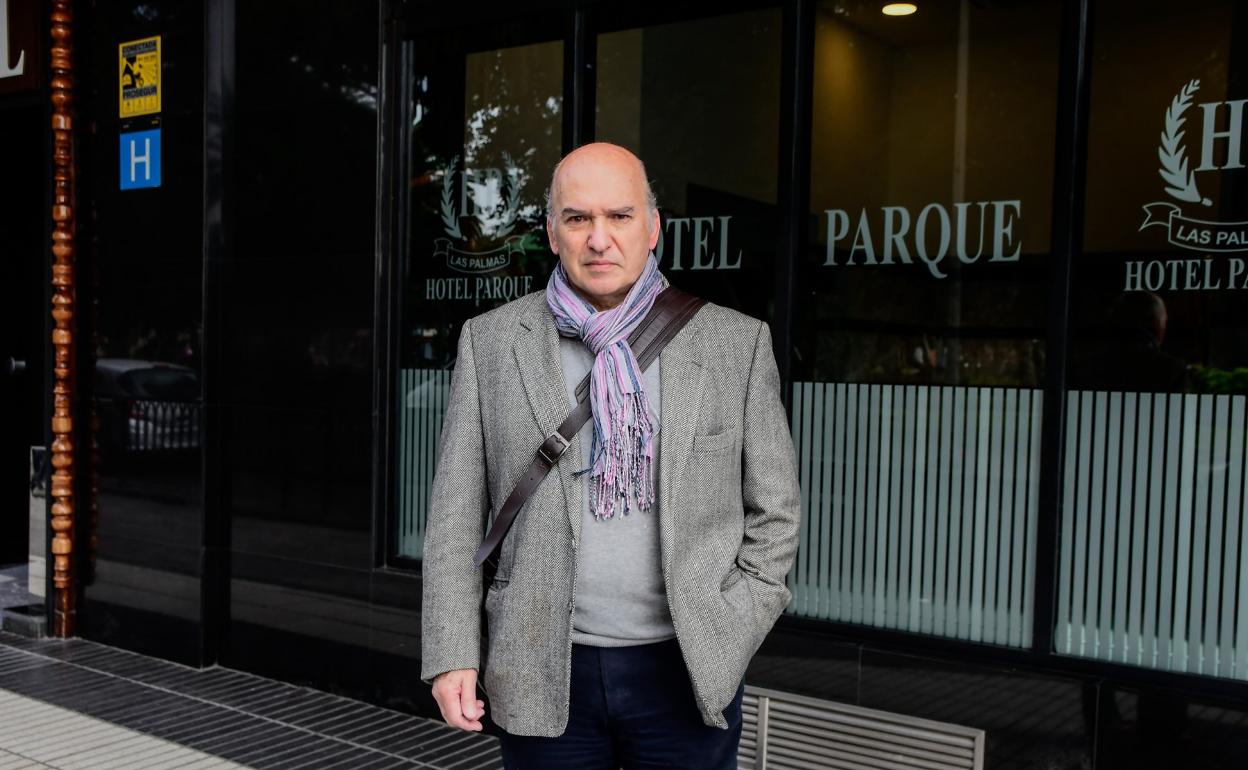 José Miguel Martín-Fernández Periquet, junto al Hotel Parque, en la capital grancanaria. 