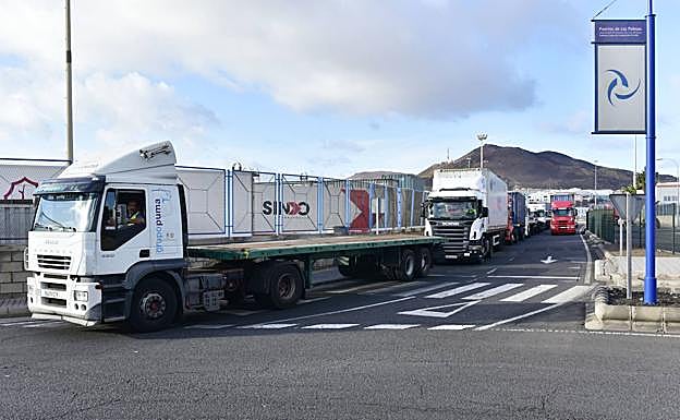 Imagen de camiones en el puerto de Las Palmas, donde sigue la queja de las largas colas y esperas. 