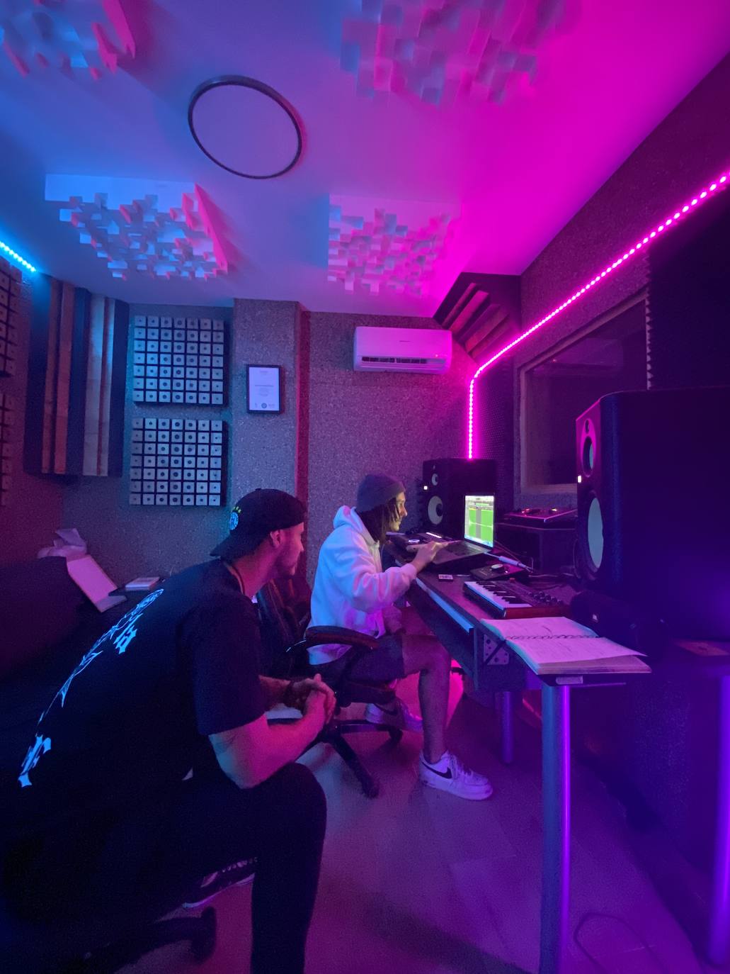 Imagen - El artista en el estudio durante la grabación de su primer tema..