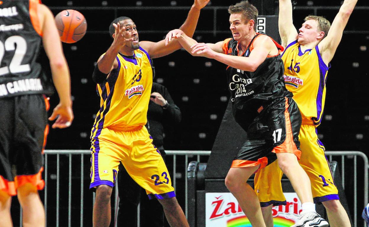 Spencer Nelson asiste en la victoria número 50 amarilla, lograda ante el BC Siauliai lituano en la campaña 2010-2011.