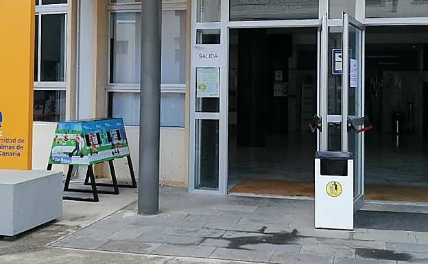 Imagen de una de las unidades de recarga eléctrica para patinetas en el campus del Obelisco. 