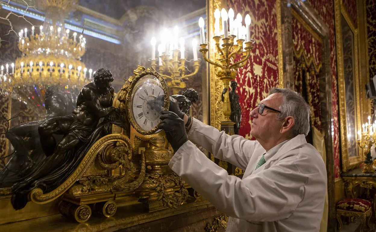 Manuel Santolaya ajusta el mecanismo de unos de los relojes del Palacio Real. 