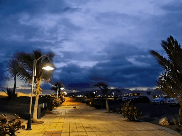 La lluvia y el sol forman un bonito arco iris en Gran Canaria. 