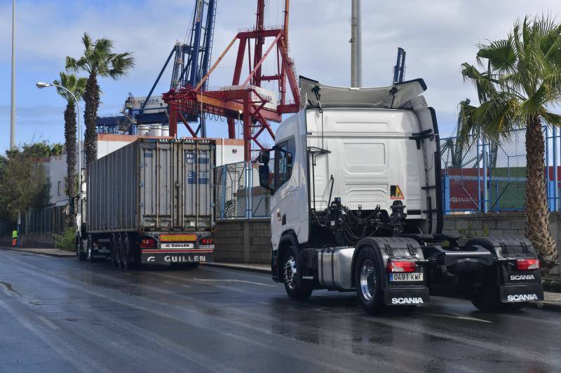 Imagen de camiones en su salida del puerto de Las Palmas. 