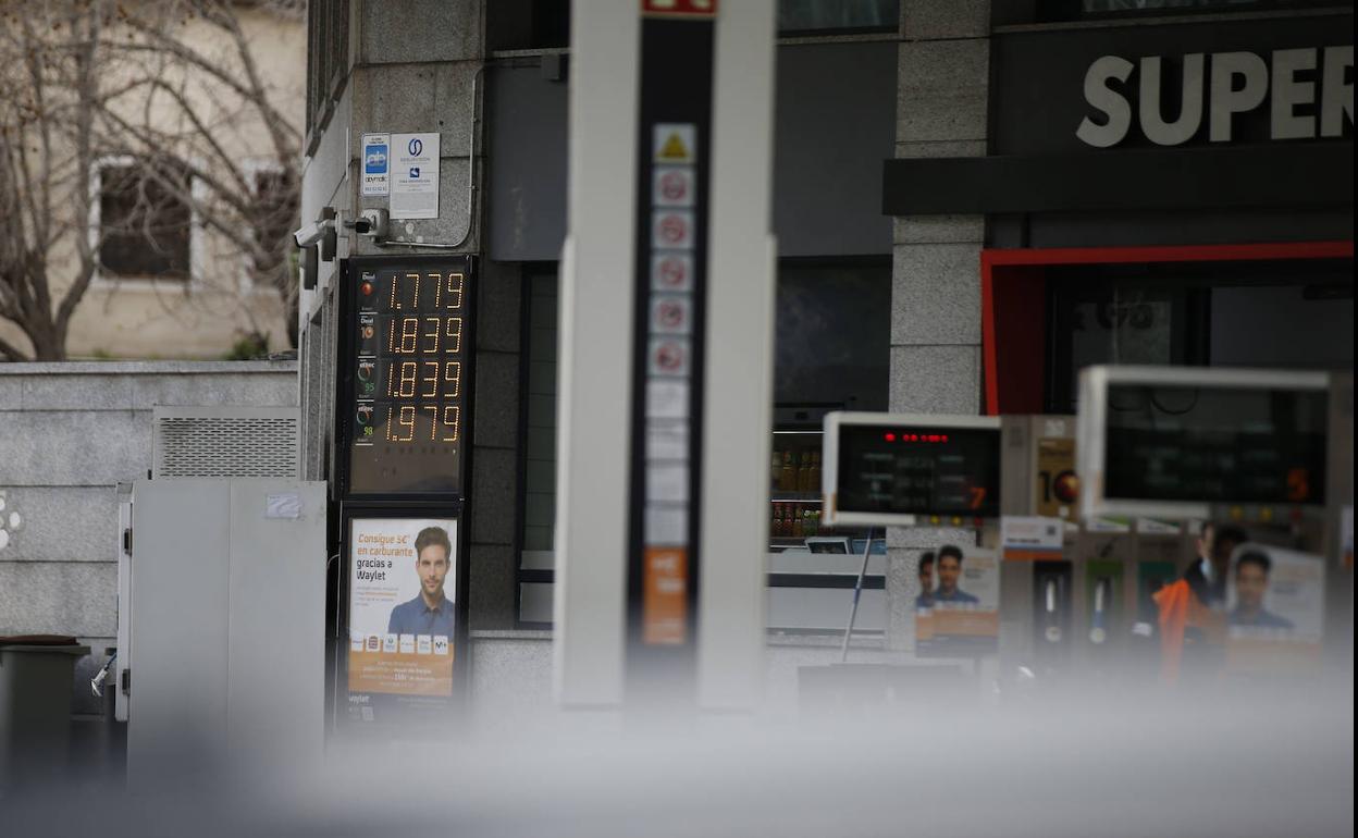 Un panel muestra en una gasolinera los elevados precios que han alcanzado los combustibles. 