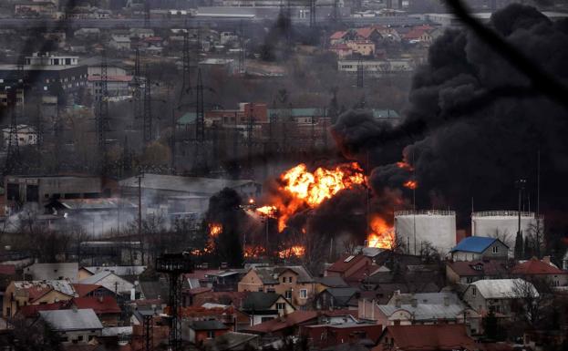 Rusia bombardea Leópolis un día después de anunciar que limitaba su ofensiva al Dombás