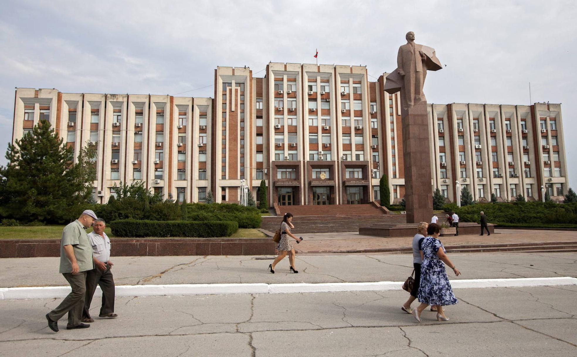 La escultura de Lenin más grande del mundo está en Tiraspol, la capital de Transnistria. Toda la simbología de este territorio gira en torno a su pasado soviético.