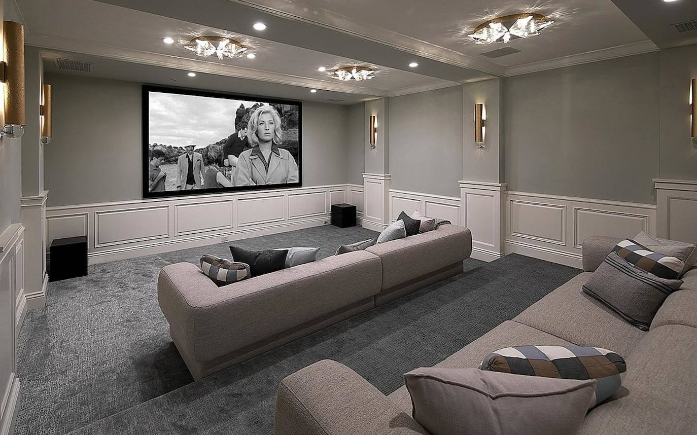 Cuenta con todas las comodidades para que la familia pueda disfrutar del tiempo de ocio sin necesidad de salir de casa. Un buen ejemplo se encuentra en esta sala de cine con sonido envolvente y cómodos sofás.