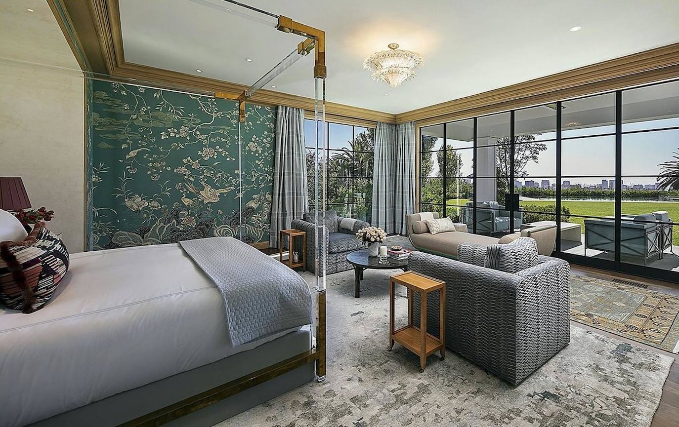 En cuanto a las habitaicones, cuenta con dfez dormitorios con un estilo muy variado en el que el vanguardismo se materializa gracias a un mobiliario que integra elementos modernos con otros más clásicos gracias a los cuales consigue un equilibrio perfecto.