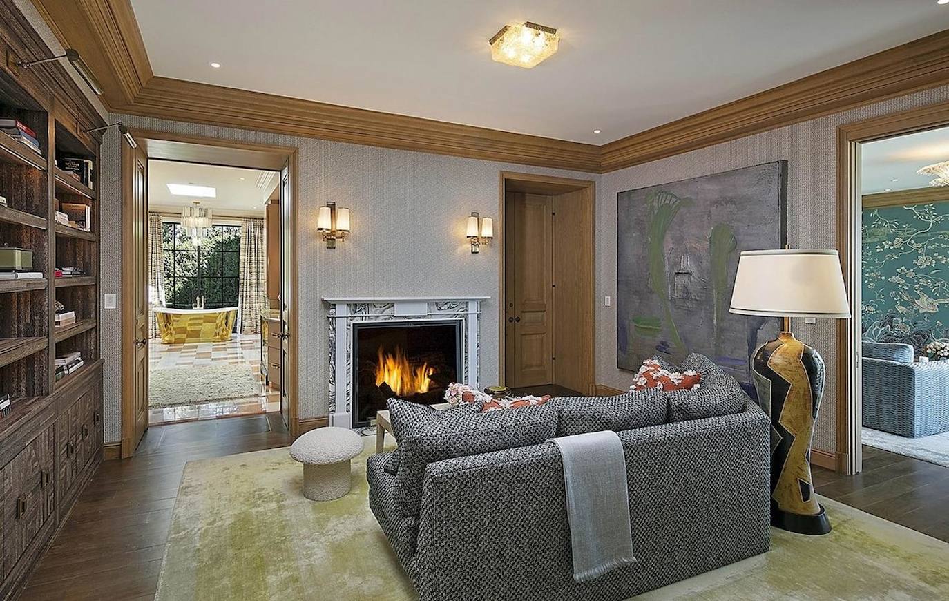 Dicha suite tiene también su propio salón que hace de nexo entre el baño y el vestidor.