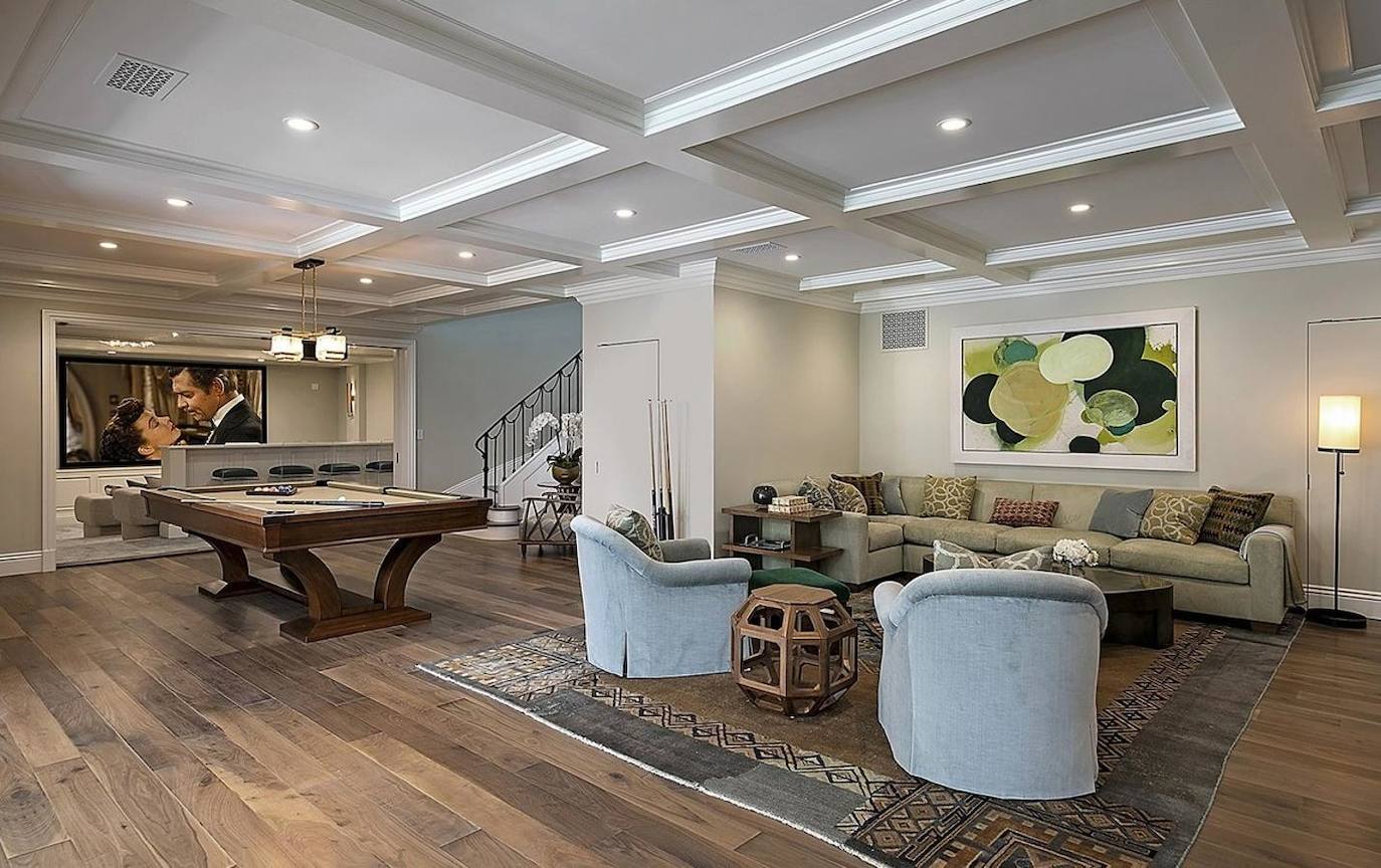 La decoración resulta bastante acogedora con la madera en diferentes tonalidades como protagonista. En el techo, blanco, mientras que en el suelo se ha optado por un acabado envejecido que encaja a la perfección con los muebles de estilo vintage.