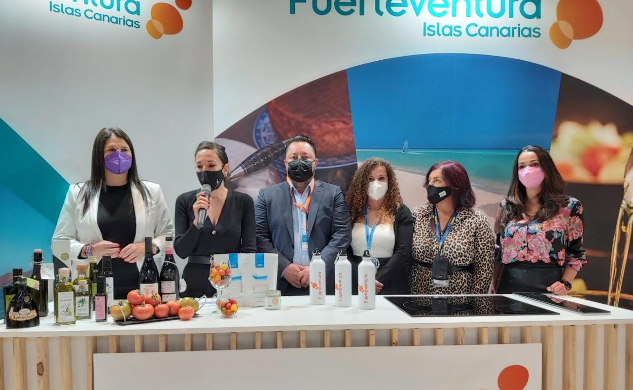 Jessica de León, consejera de Turismo, y el resto de cargos públicos que están en la muestra gastronómica. 