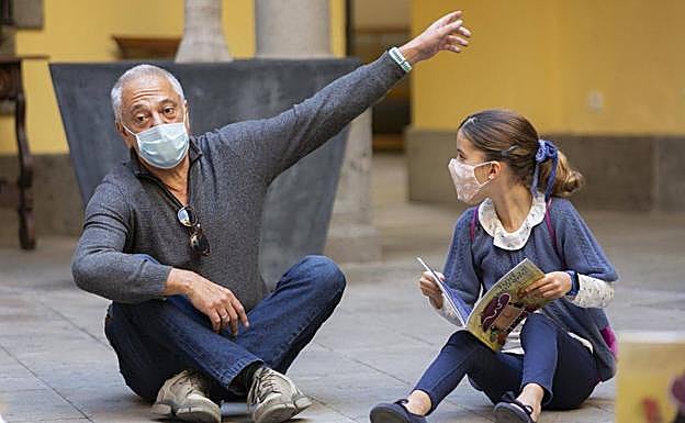 El escritor Chema Hernández, autor de 'Tiziri y la isla del tesoro' en la Casa de Colón 