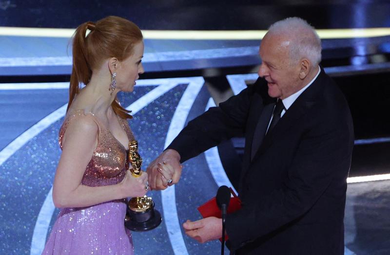 Anthony Hopkins ha entregado el premio a la mejor actriz a Jessica Chastain, protagonista de 'Los ojos de Tammy Faye'.