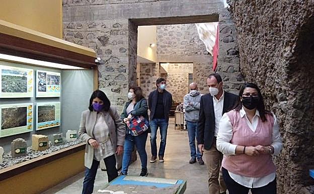 Un momento de la visita de María Antonia Perera, Óscar Hernández y Catalina Suárez. 