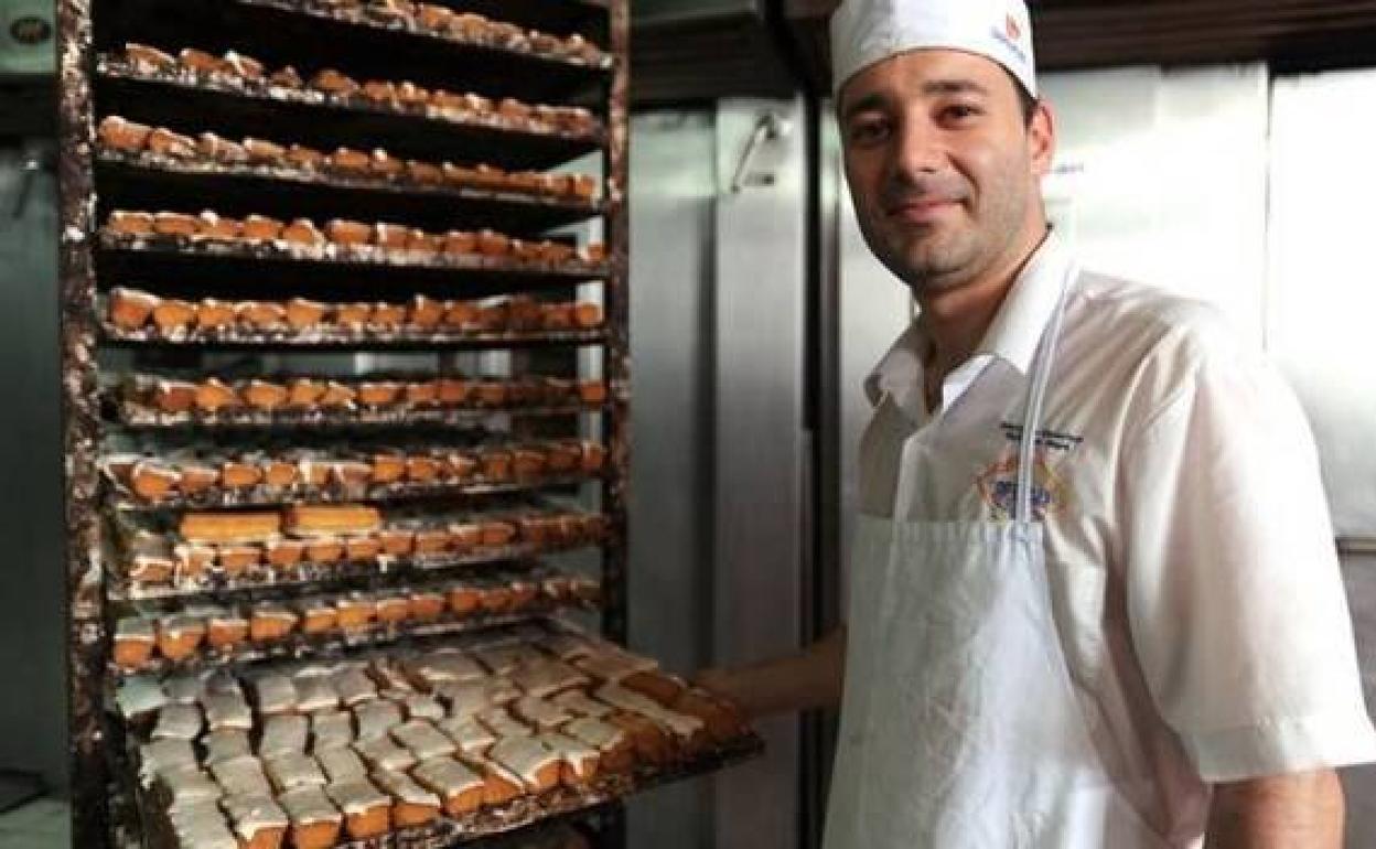 Marcos Ramos, actual propietario de la empresa norteña, Bizcochos Doramas de Moya SL, en la fábrica. 