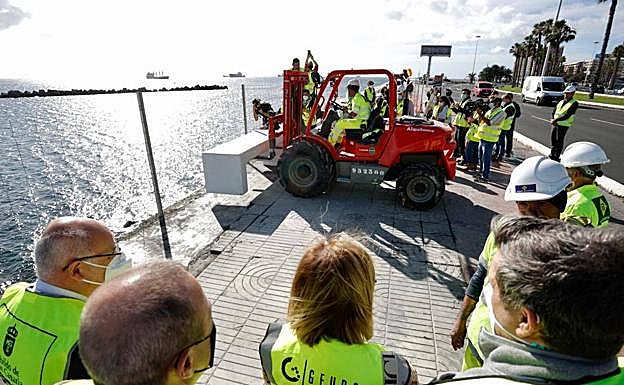 Instalación de los nuevos bancos del paseo marítimo. 