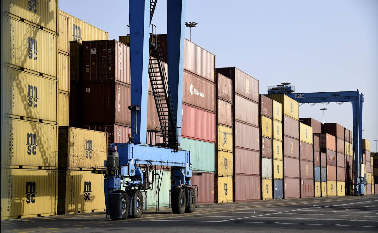 En las dos semanas de huelga la carga solo llegó a las islas el 15% de la carga de fresco y perecedero. Esta semana ha subido al 80%. 