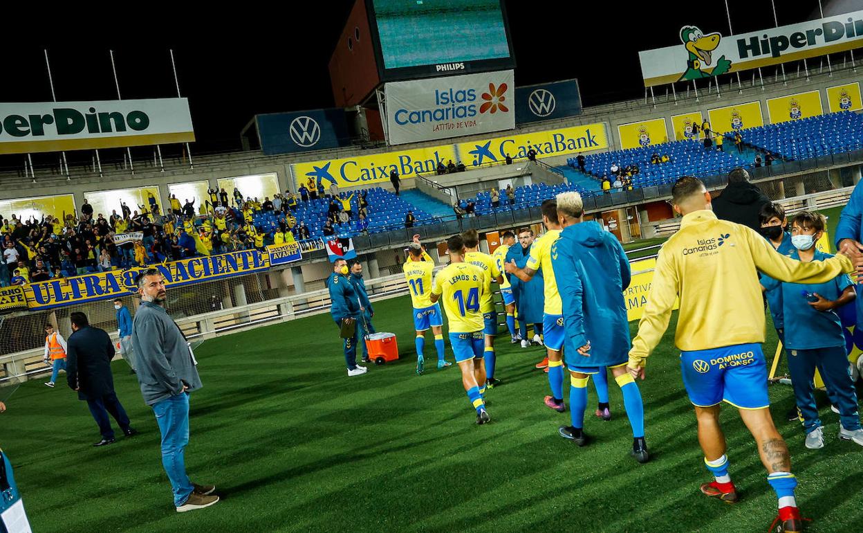 Los jugadores de la UD se retiran tras vencer al Leganés. 