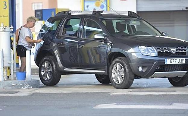 ¿Cómo ahorrar 20 céntimos en la gasolinera?