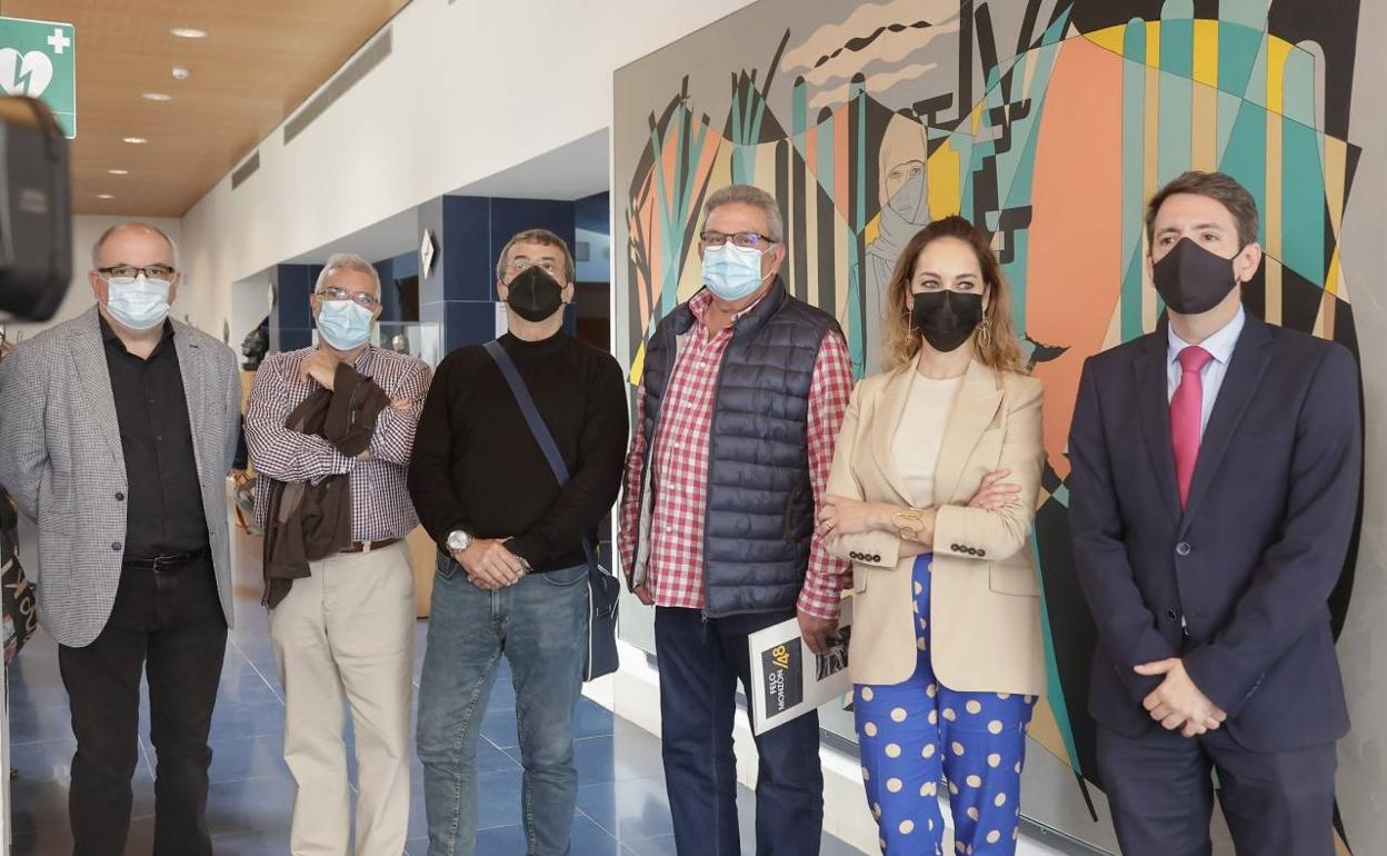 De izq a dcha, Orlando Britto, Antonio Aguado, Orlando Hernández, Miguel Monzón, Guacimara Medina y Pablo Sabalza delante del mural. 