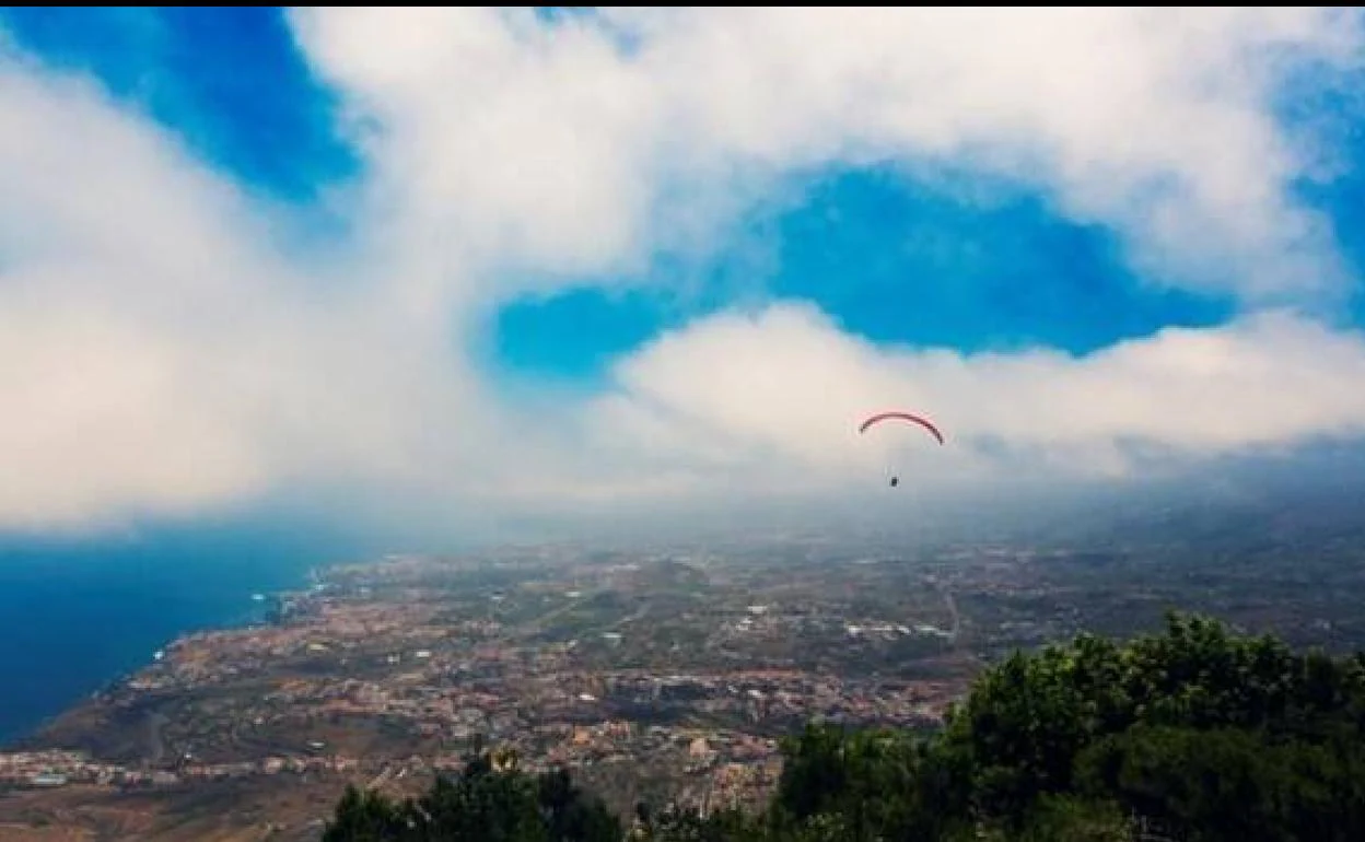 Imagen de archivo de unparapentista sobrevolando Tenerife. 
