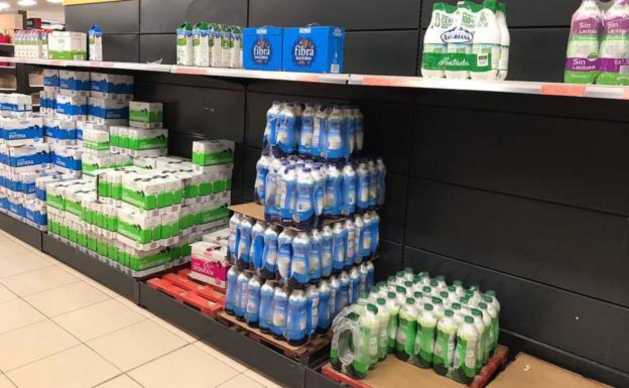 Imagen de un supermercado en Gran Canaria con espacios vacíos en uno de sus lineales. 