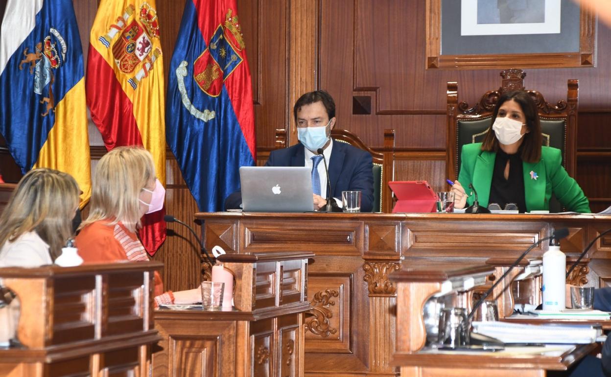 Los 27 concejales se volvieron a ver las caras en el salón de pleno dos años después. 