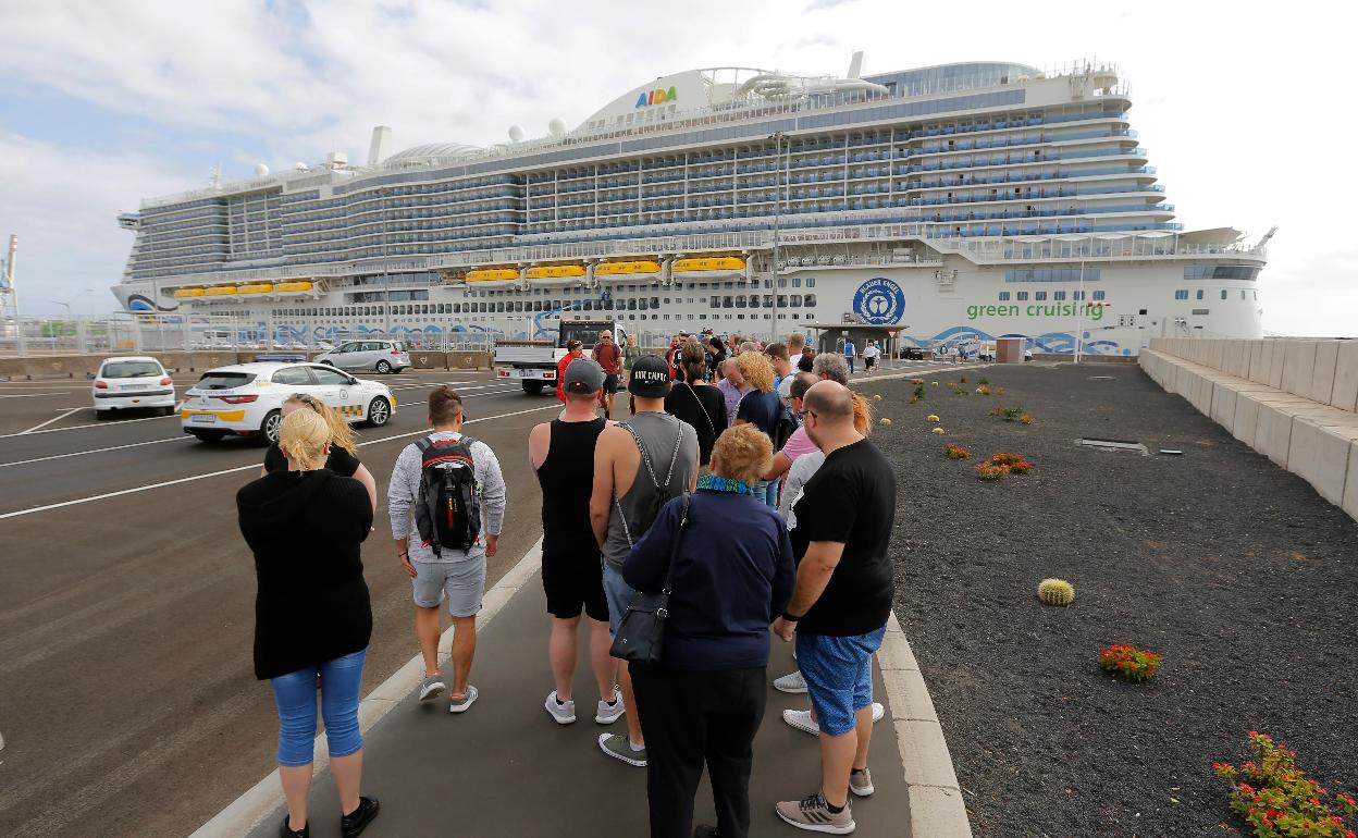 Cruceristas accediendo al barco en Arrecife. 