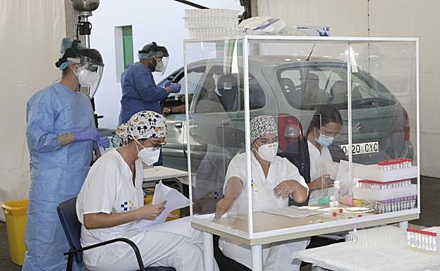 Imaen de archivo del personal sanitario trabajando en el autocovid de Arrecife, en Lanzarote. 