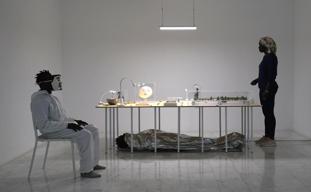 La posibilidad de la máscara blanca, de Francis Naranjo, se exhibe en Casa África junto con las creaciones de Acaymo S. Cuesta y Jacqueline Lacasa. 