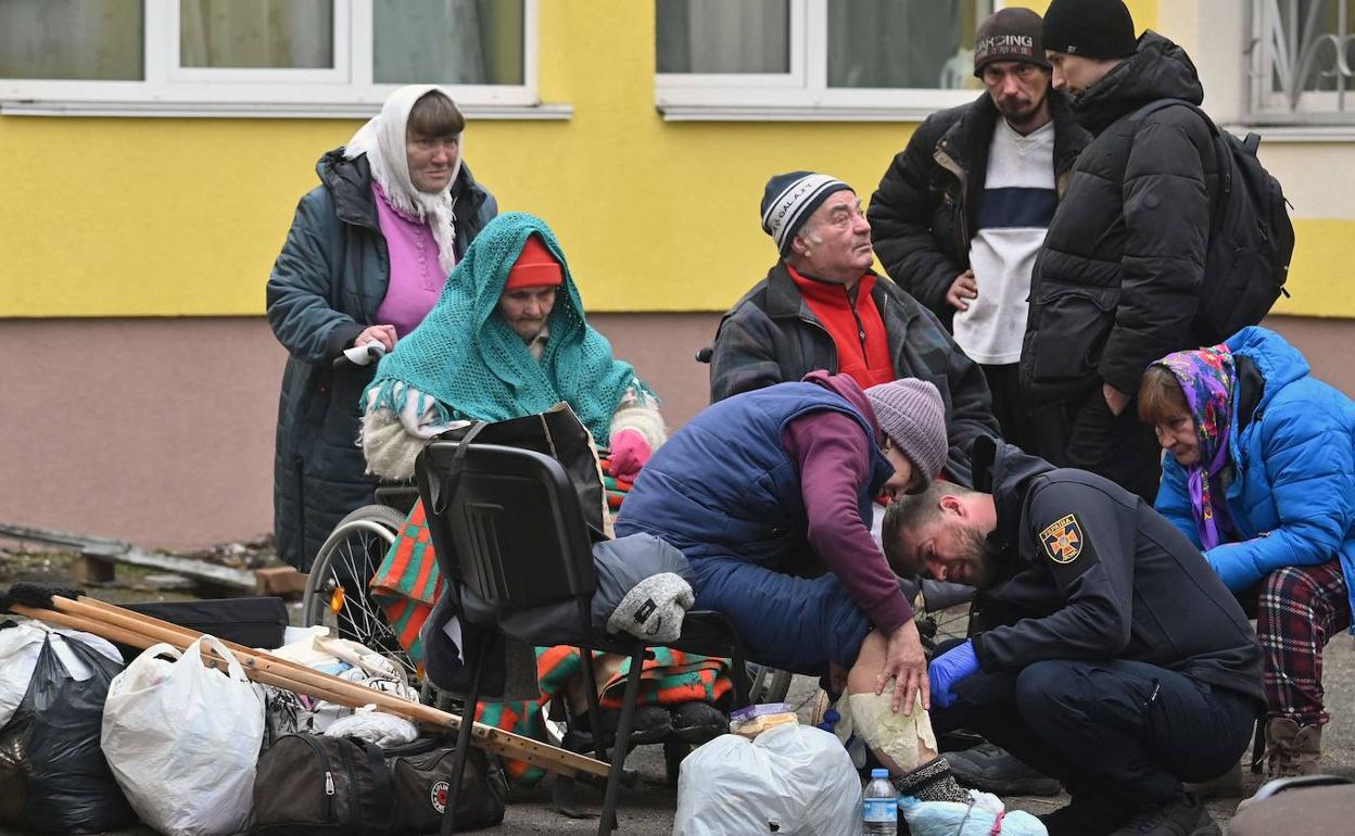Evacuados de Irpin, atendidos por sanitarios ucranianos.