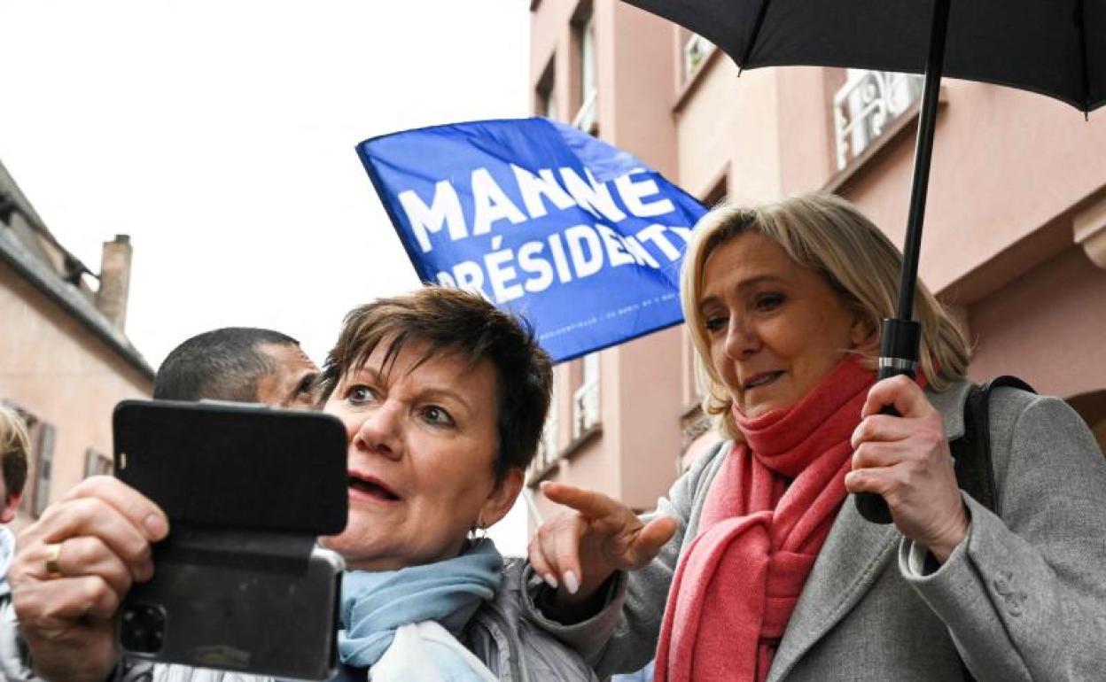 Marine Le Pen se fotografía con una simpatizante. 
